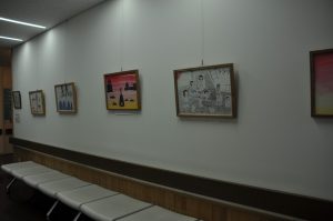 写真：外来廊下の展示絵画